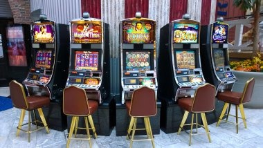 sengtoto link mobile app showing live football betting and casino games